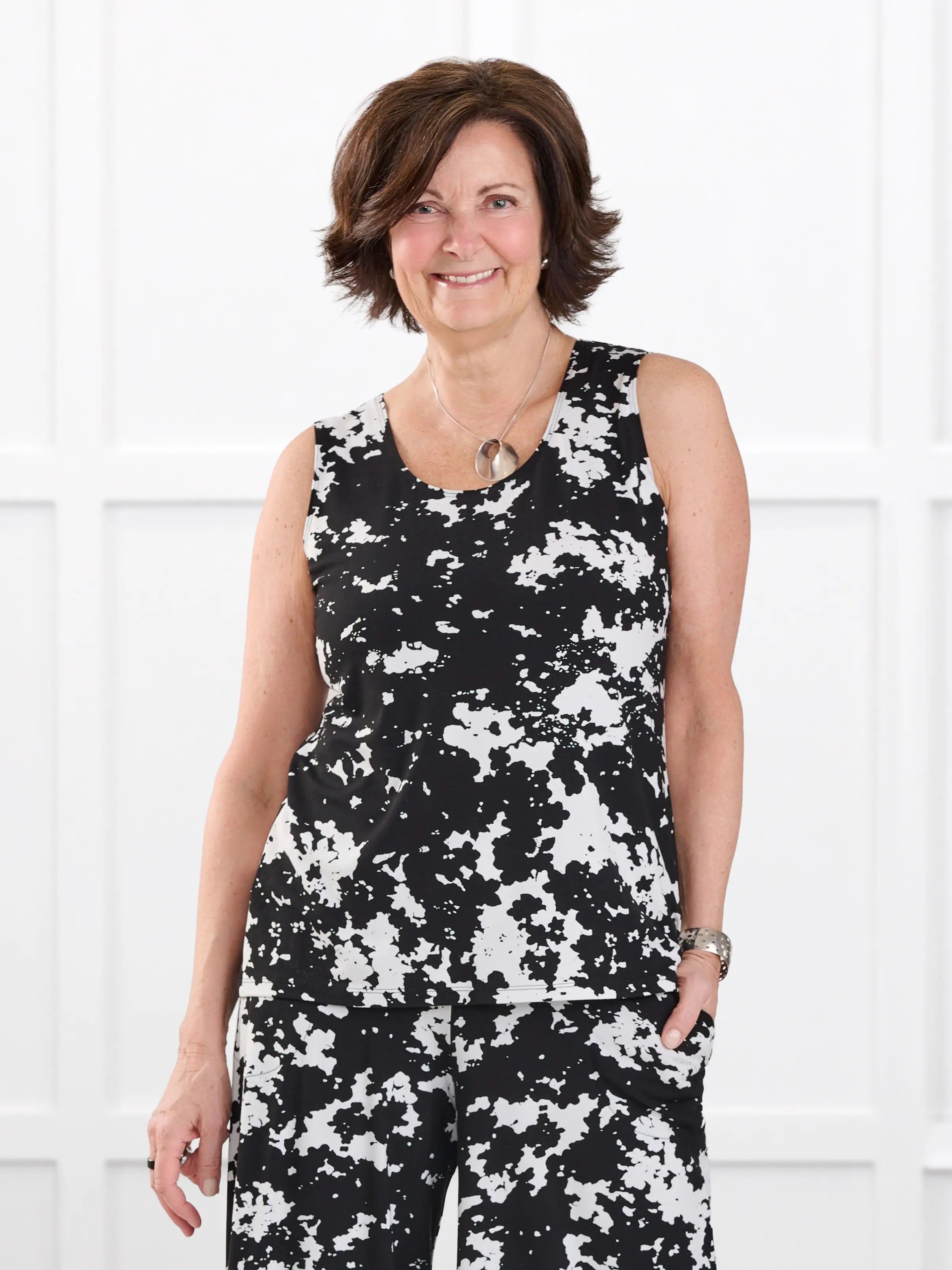Shandra reversible neckline tank top in Moo’d bloom on model Donna, size S regular @Donna-S-regular #en:color_moo-d-bloom,fr:couleur_moo-d-bloom