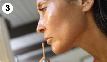 mujeres que utilizan un producto para tratar el acné durante la noche