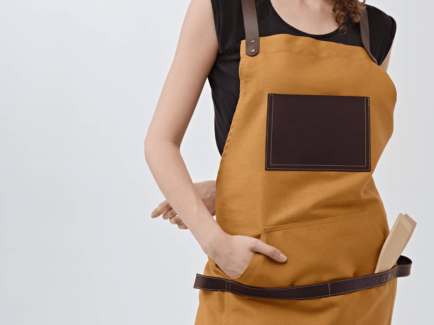 Hospitality apron with pockets