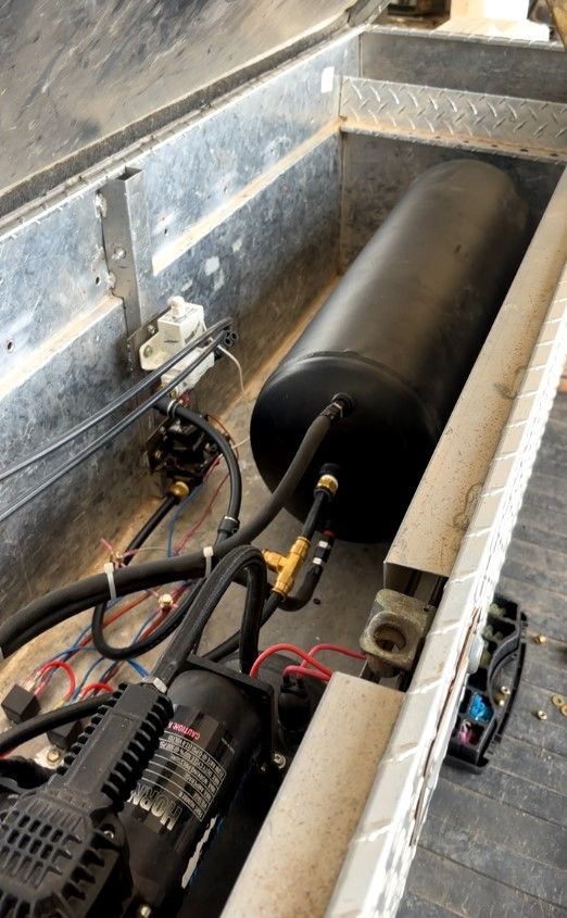 Kayden’s 1996 Ford F350 with Conductor’s Special 228H + 9 Shocker XL Horns