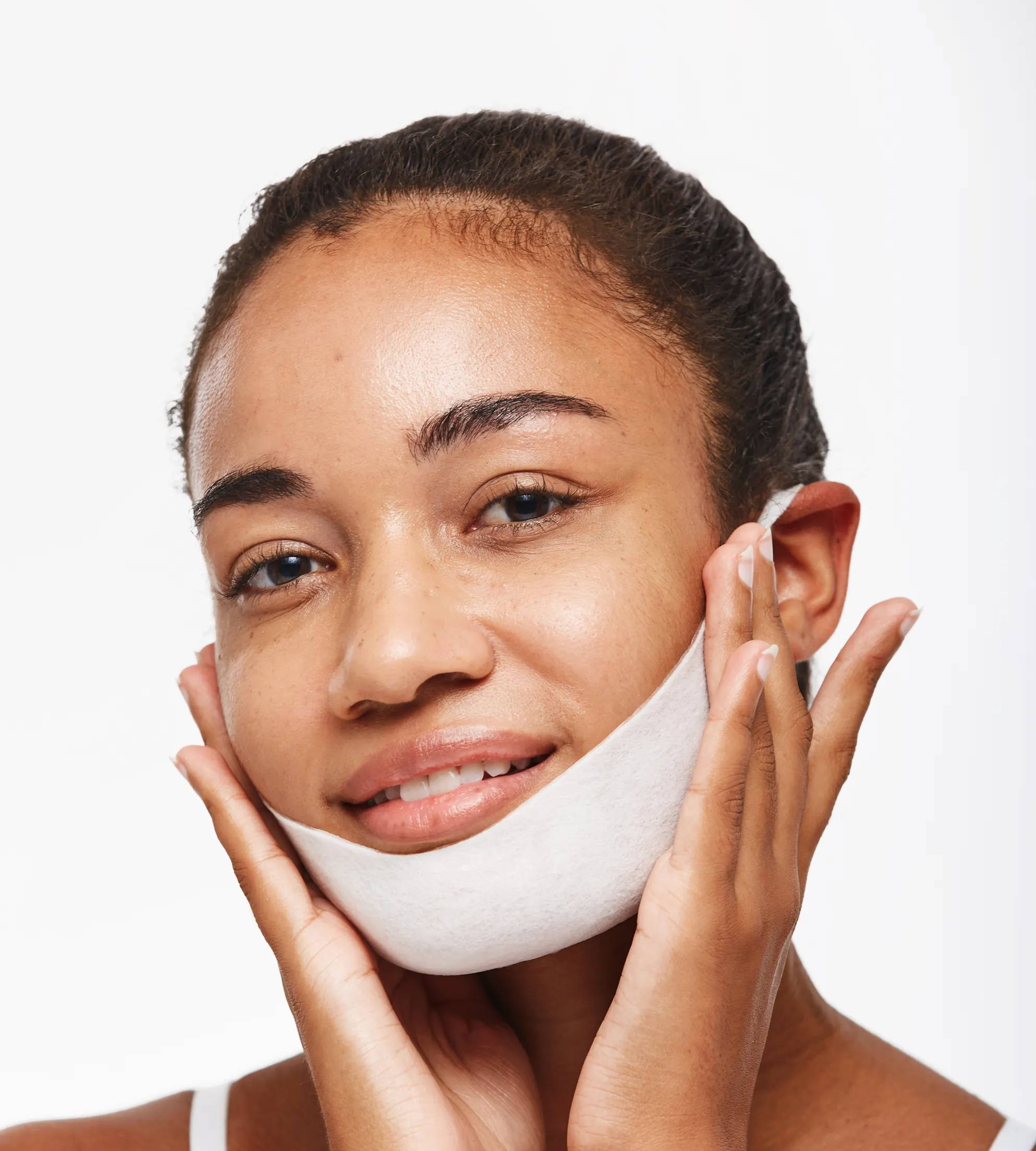 Woman in her 30s wearing face sculpting mask to prevent droopy cheeks and the sagging of her cheeks