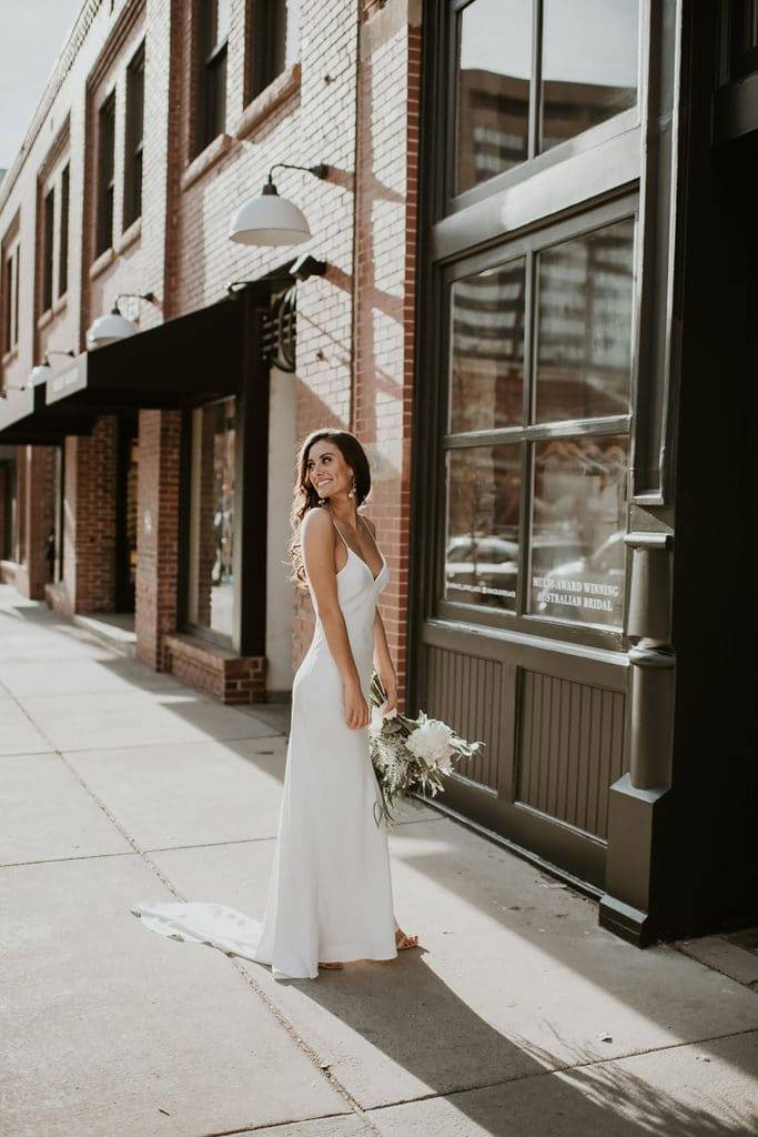 Novia con el vestido de novia Grace Loves Summer Silk sosteniendo un ramo blanco