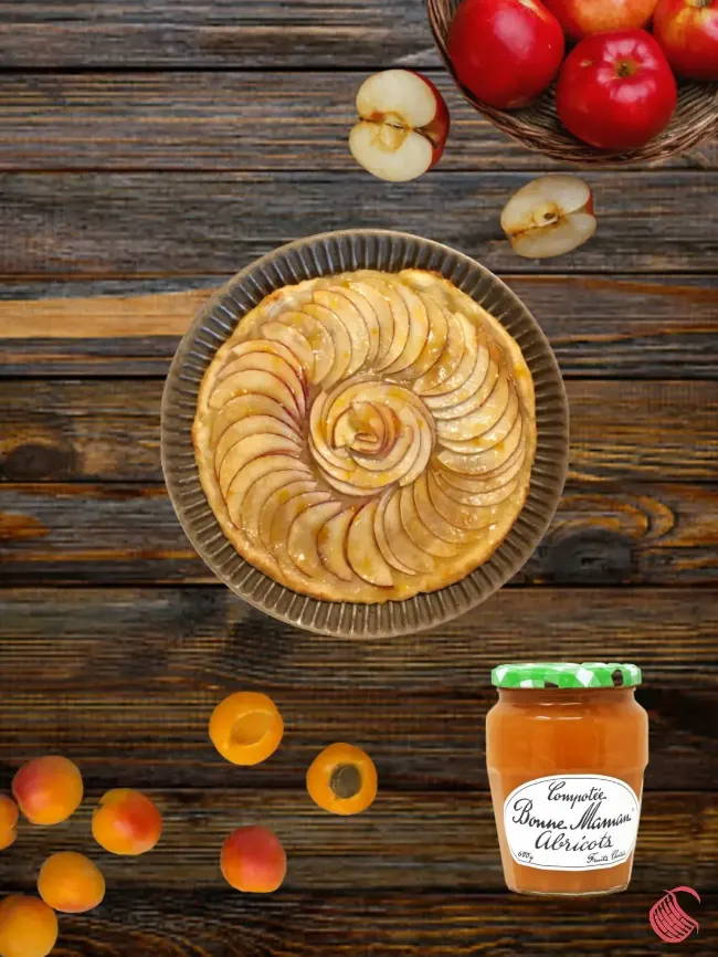Tarte française à la compote de pommes et d'abricots.