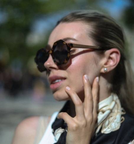 Woman wearing Meteor, Geometric tortoiseshell trendy sunglasses