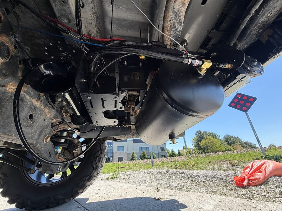 Under-rear view Stealth Spare Tire Delete air tank train horns and brass fittings mounted in spare tire well Troy's 2018 Ford Expedition gallery photo 12