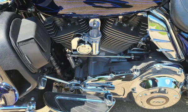 Motorcycle installed with airhorn