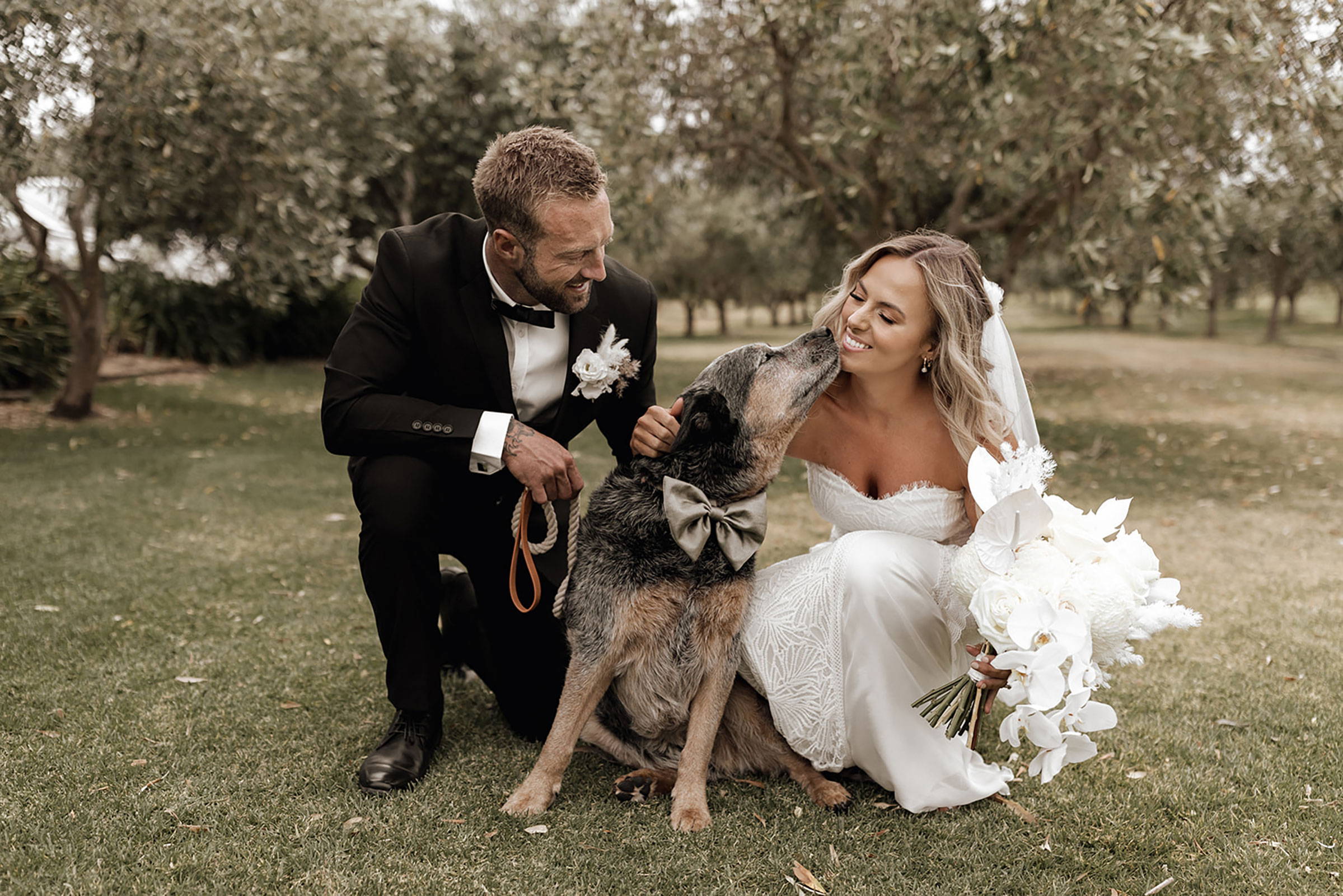 Les mariés avec leur chien