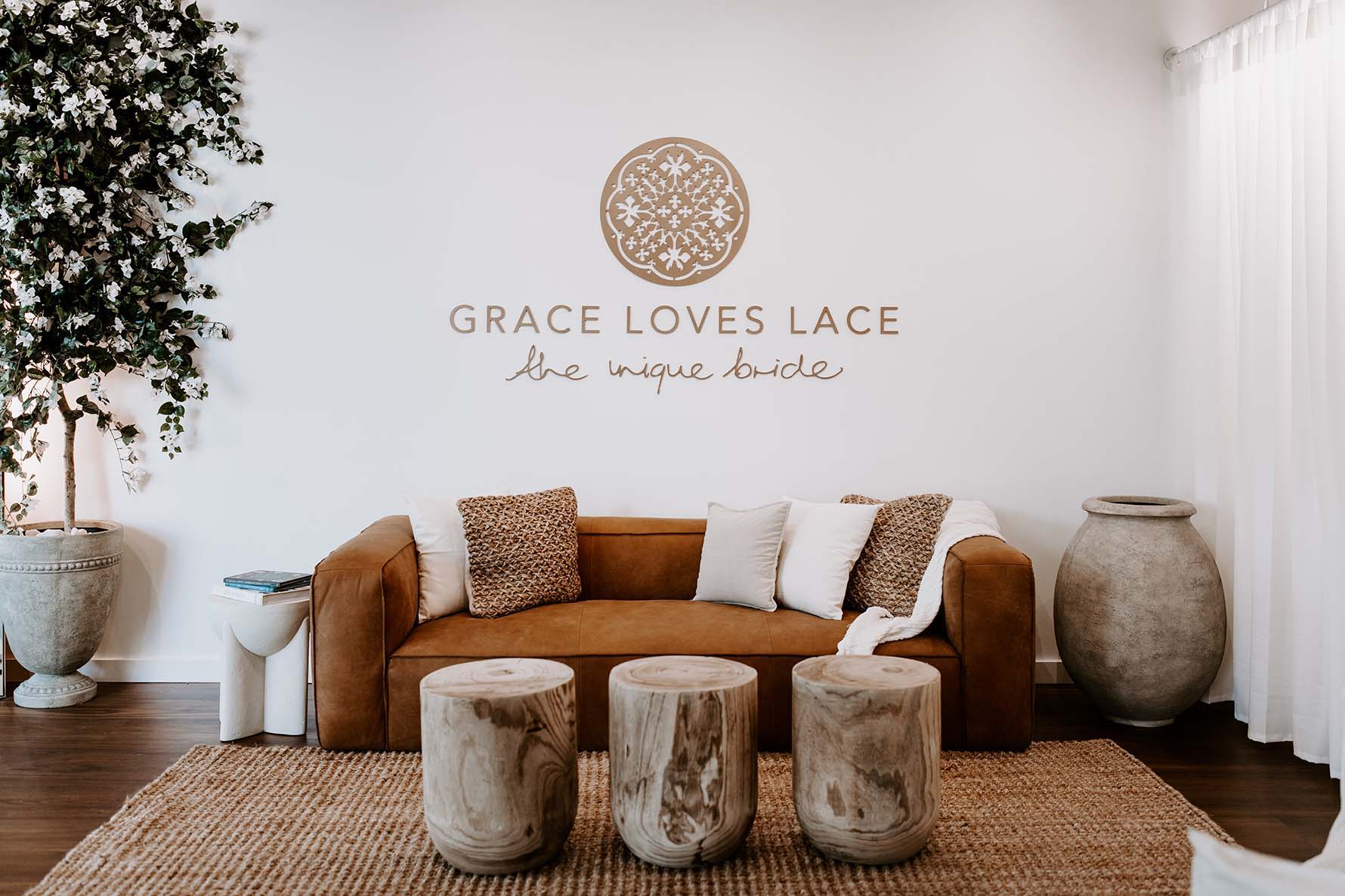 Sofá en la sala de exposiciones Grace Loves Lace