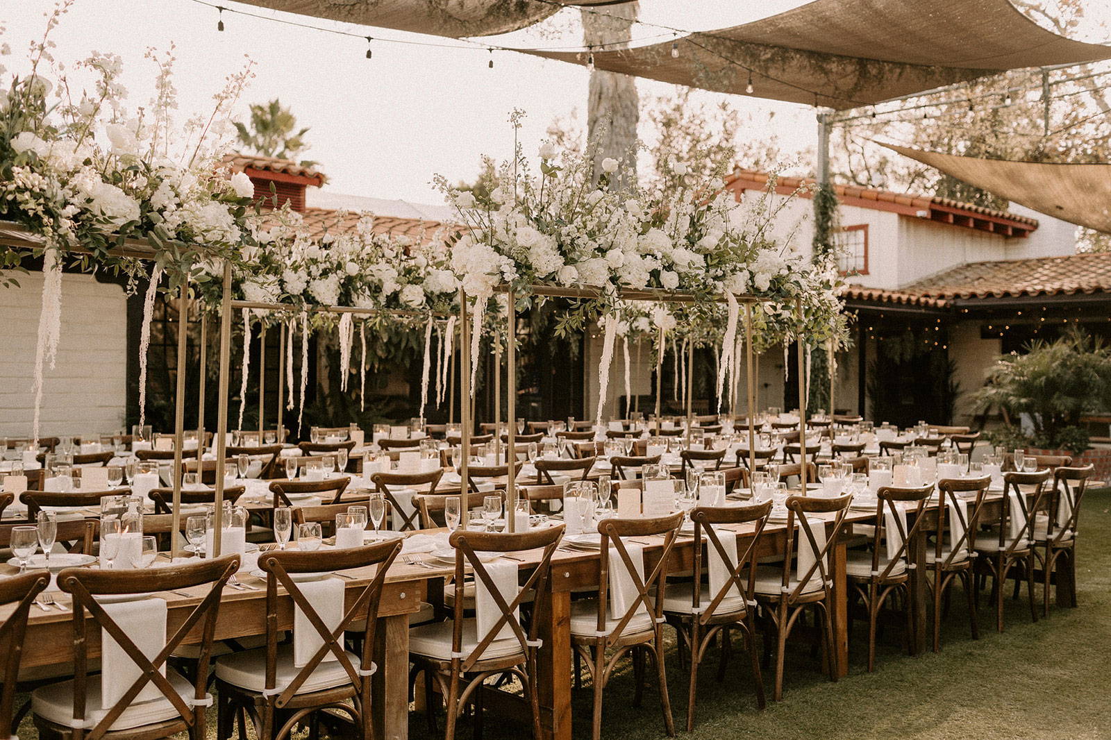 Disposition des tables de réception de mariage