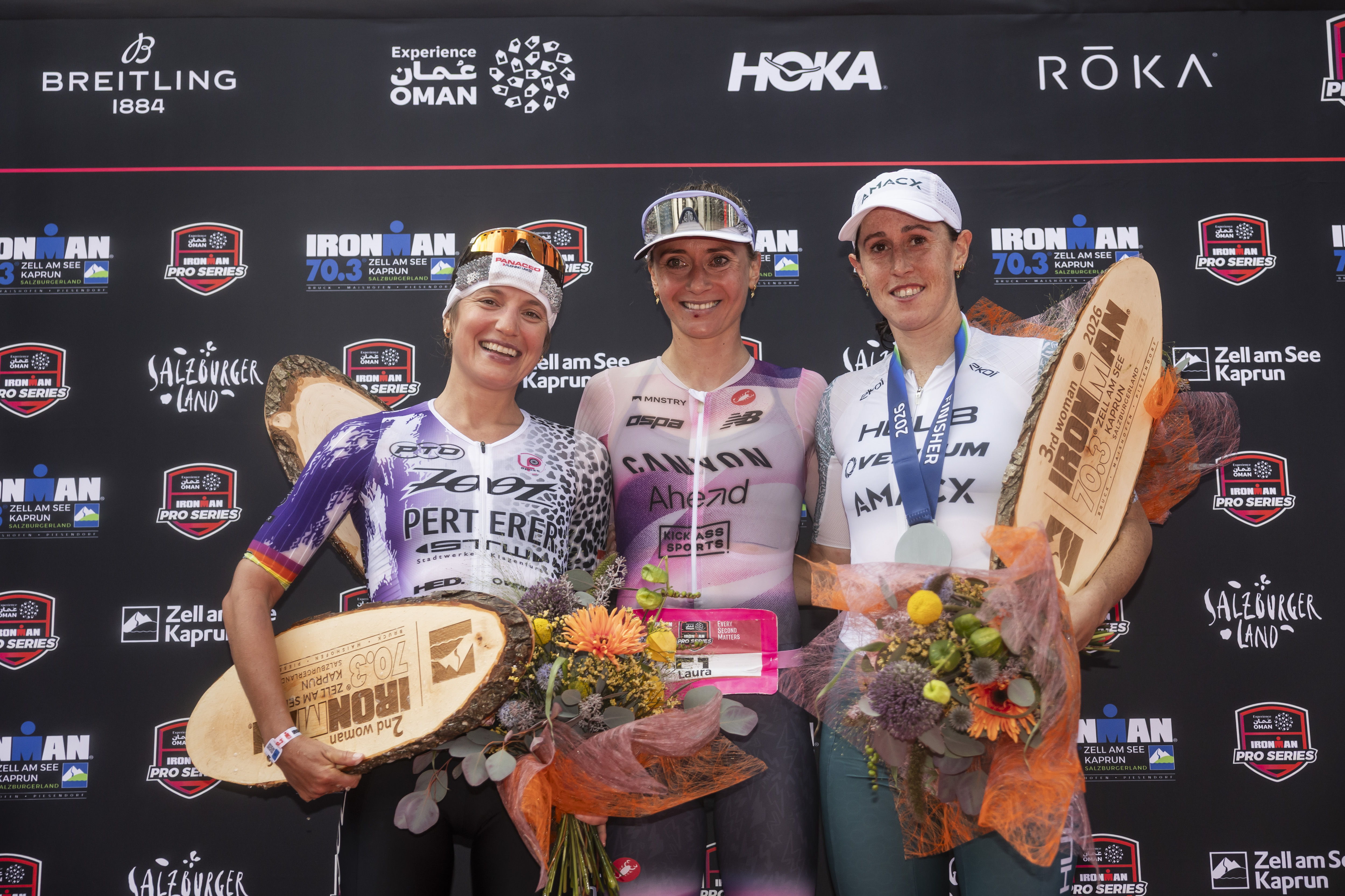 Lisa Perterer aus Österreich und Laura Philipp aus Deutschland posieren am 30. August 2026 beim IRONMAN 70.3 Zell am See in Zell am See, Österreich, für ein Foto.