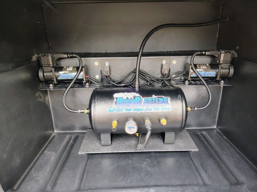 HornBlasters air tank dual compressors pressure gauge black storage compartment wiring split loom Gary's Thor Challenger Shocker XL 5-gallon gallery photo 3