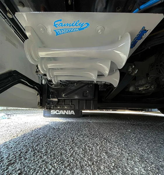 Undercarriage white air horn trumpets Family Tradition mounting plate Scania mudflap Damir's 2019 Scania Shocker XL train horn kit gallery photo 2