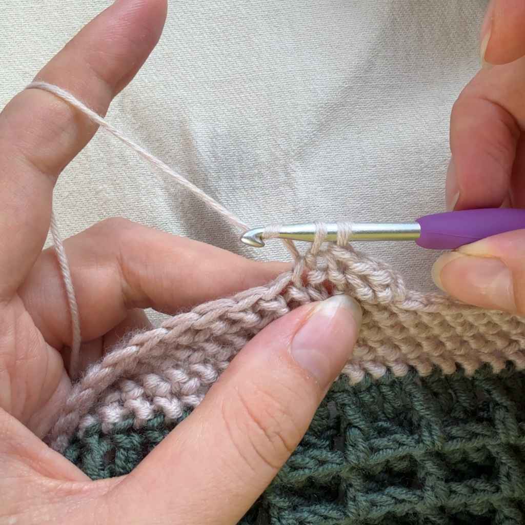 Halbes Fischgrät-Stäbchen. Schritt 7: Der Faden wird durch beide Maschen geholt