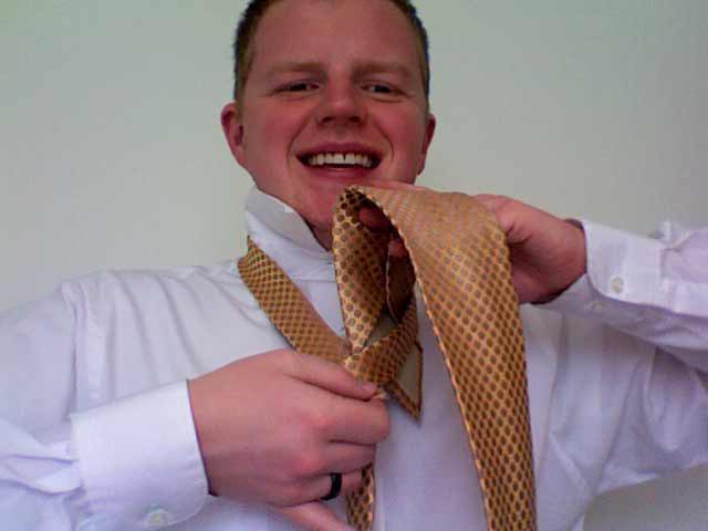How to tie a half windsor knot step 7a