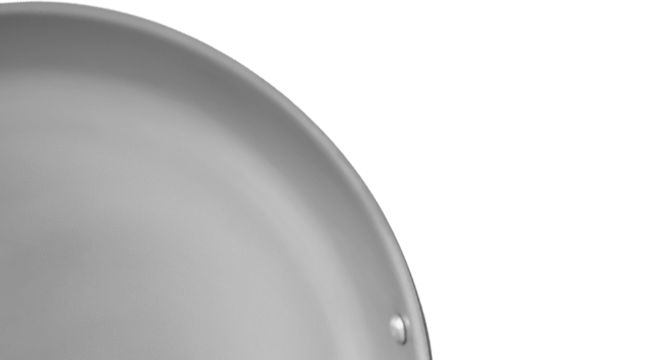 The Misen Carbon Steel Pan maximizes the size of its cooking surface, allowing more room to cook food without overcrowding.