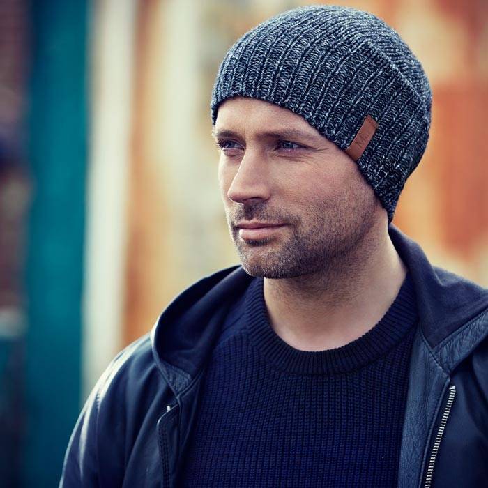 Mann mit Haarausfall trägt Mütze von Christine Headwear