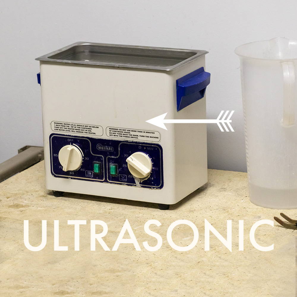 Ultrasonic bath for cleaning jewelry