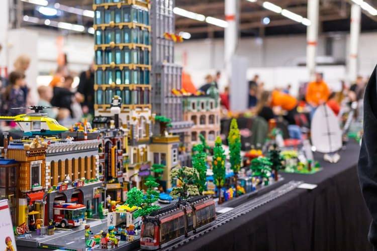 Pii Poon LEGO-rakennustapahtuman näyttelyt