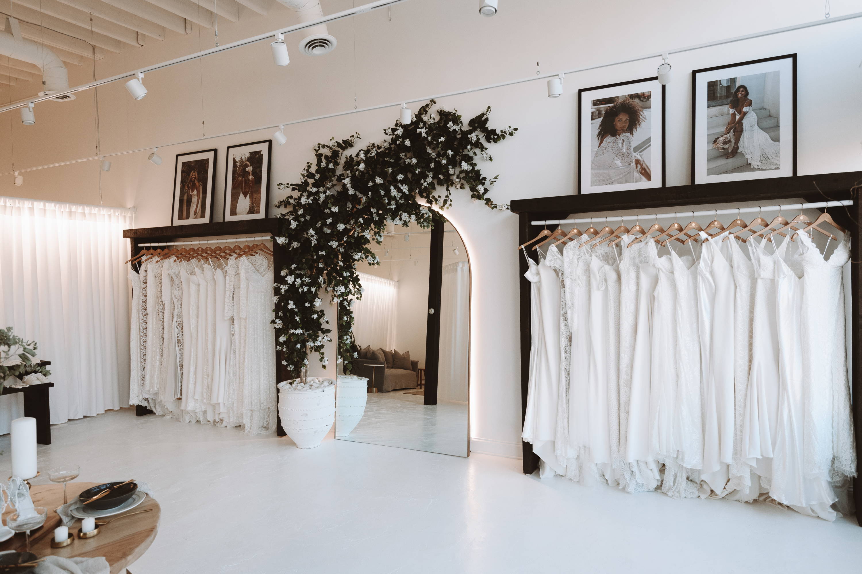 Das Innere des Grace Loves Lace Minneapolis Brautmodenschauhauses