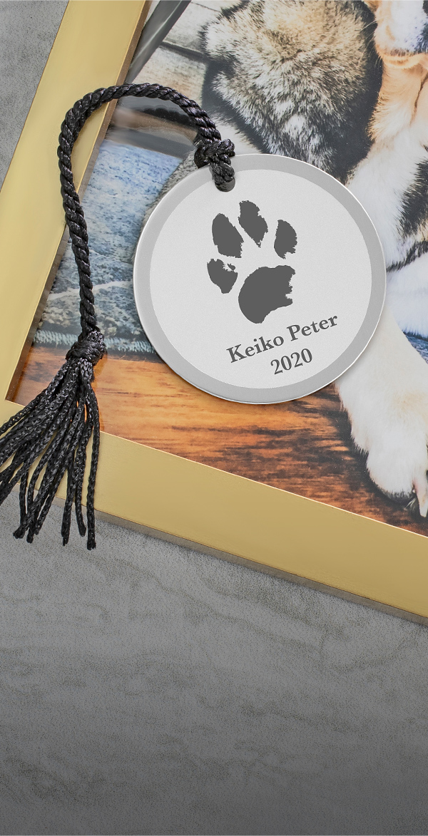 christmas ornament engraved with a paw print