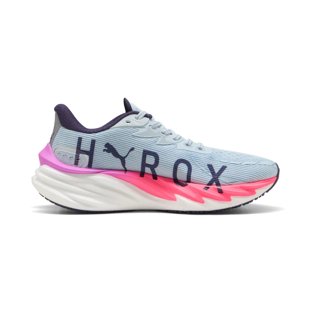 Der Puma X Hyrox Velocity NITRO 4 Laufschuh für Damen in der Farbe Lucite/Pure Pink/Deep Plum in seitlicher Ansicht.