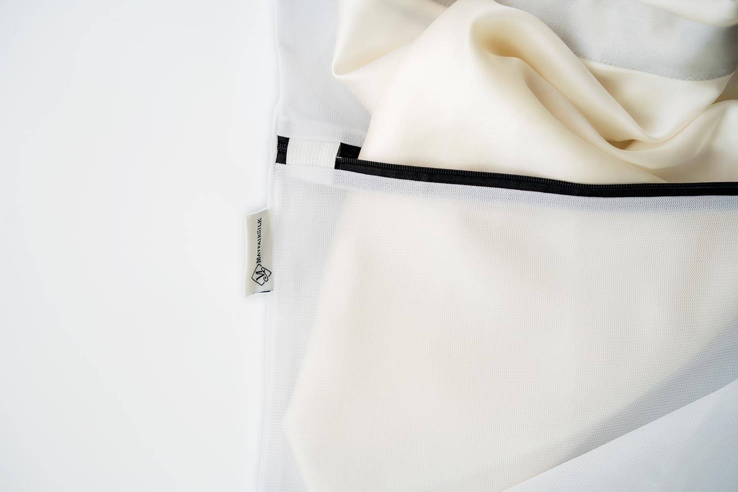 Bolsa para ropa delicada con funda de almohada de seda en el interior de Mayfairsilk