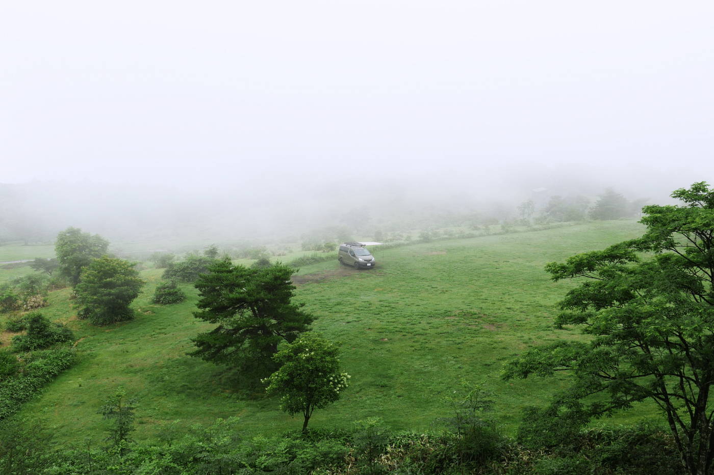 霧に覆われた高原とNV200