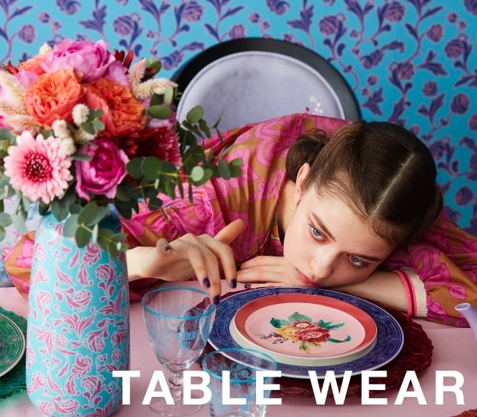 ANNA SUI らしいカラーと華やかなデザインのテーブルウェアアイテム