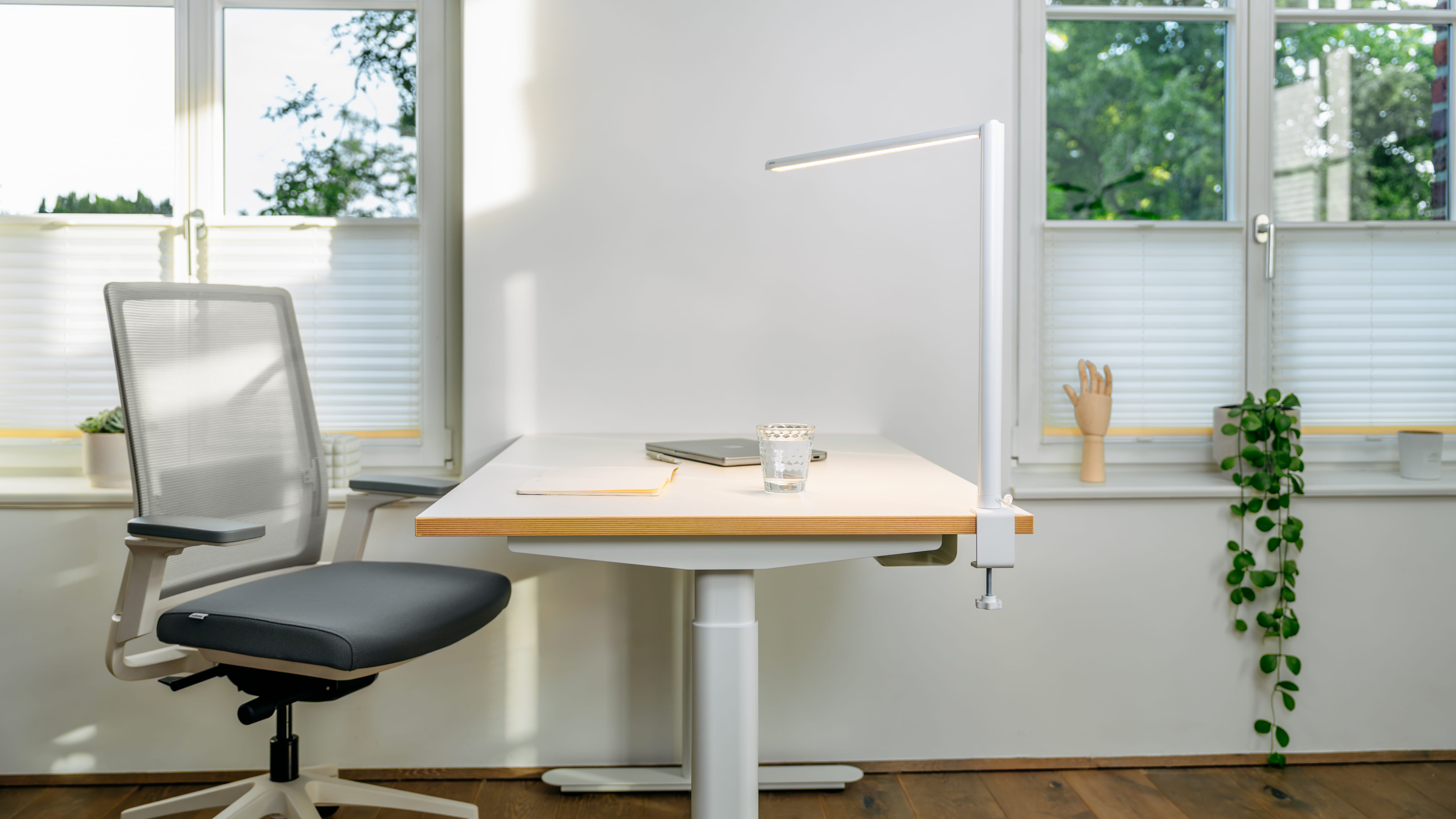 Tischlampe ofinto Lumino Desk in Weiss mit Tischklammer an einem Bürotisch ofinto Rise im Homeoffice