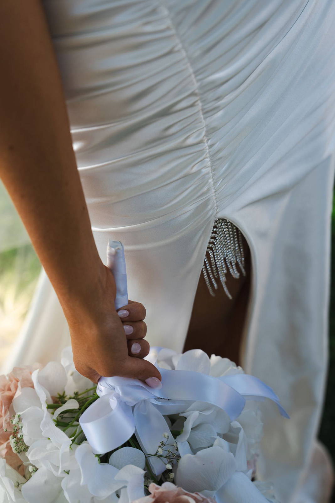 Braut hält Blumenstrauß