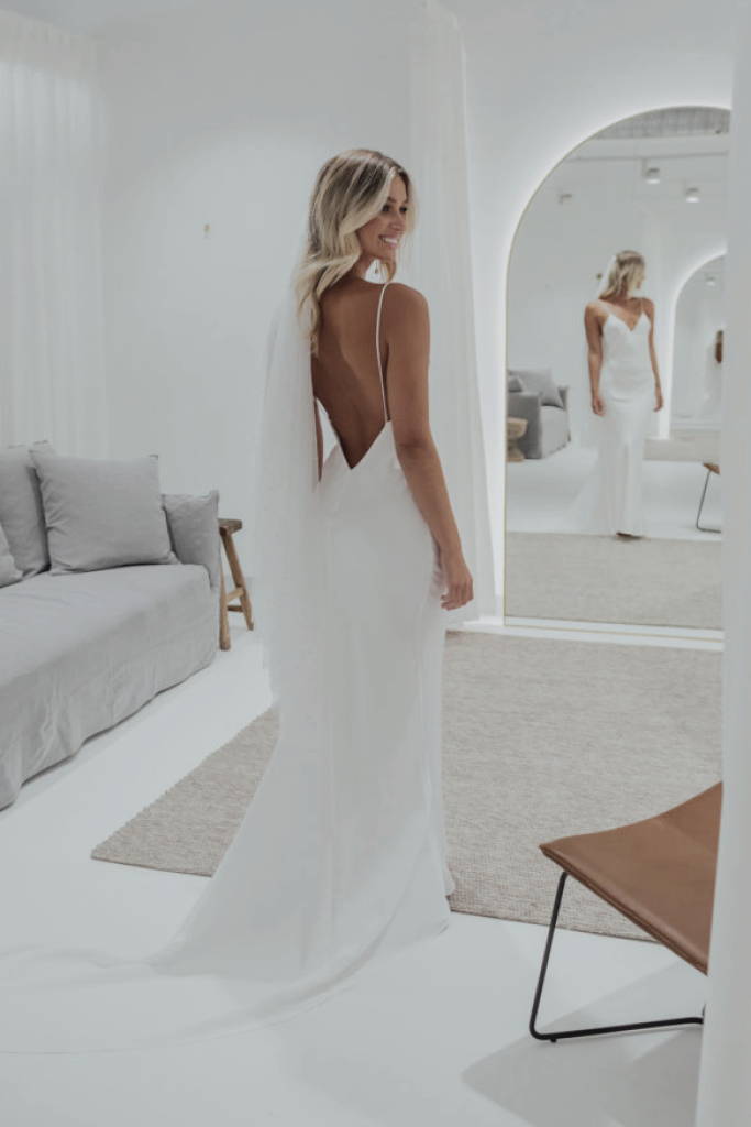 La novia lleva el vestido de seda Grace Loves Lace Summer en la sala de exposiciones de Sydney