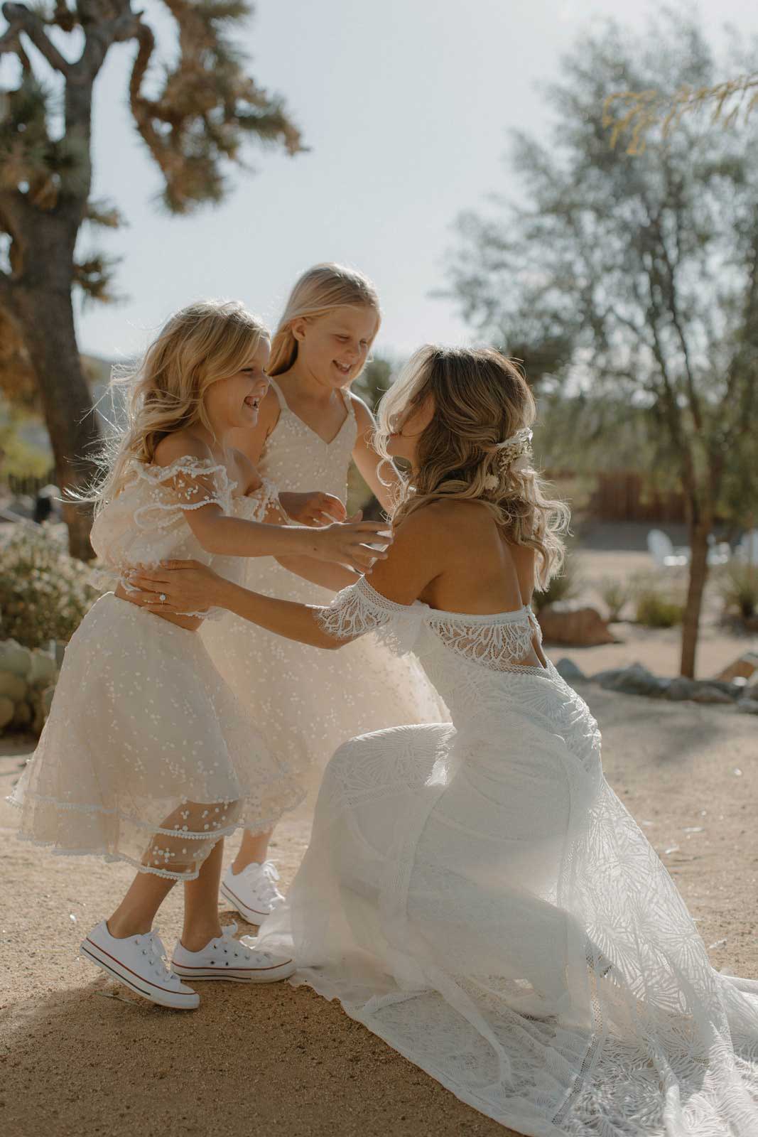 La novia con las niñas de las flores llevando las Mini Menha's