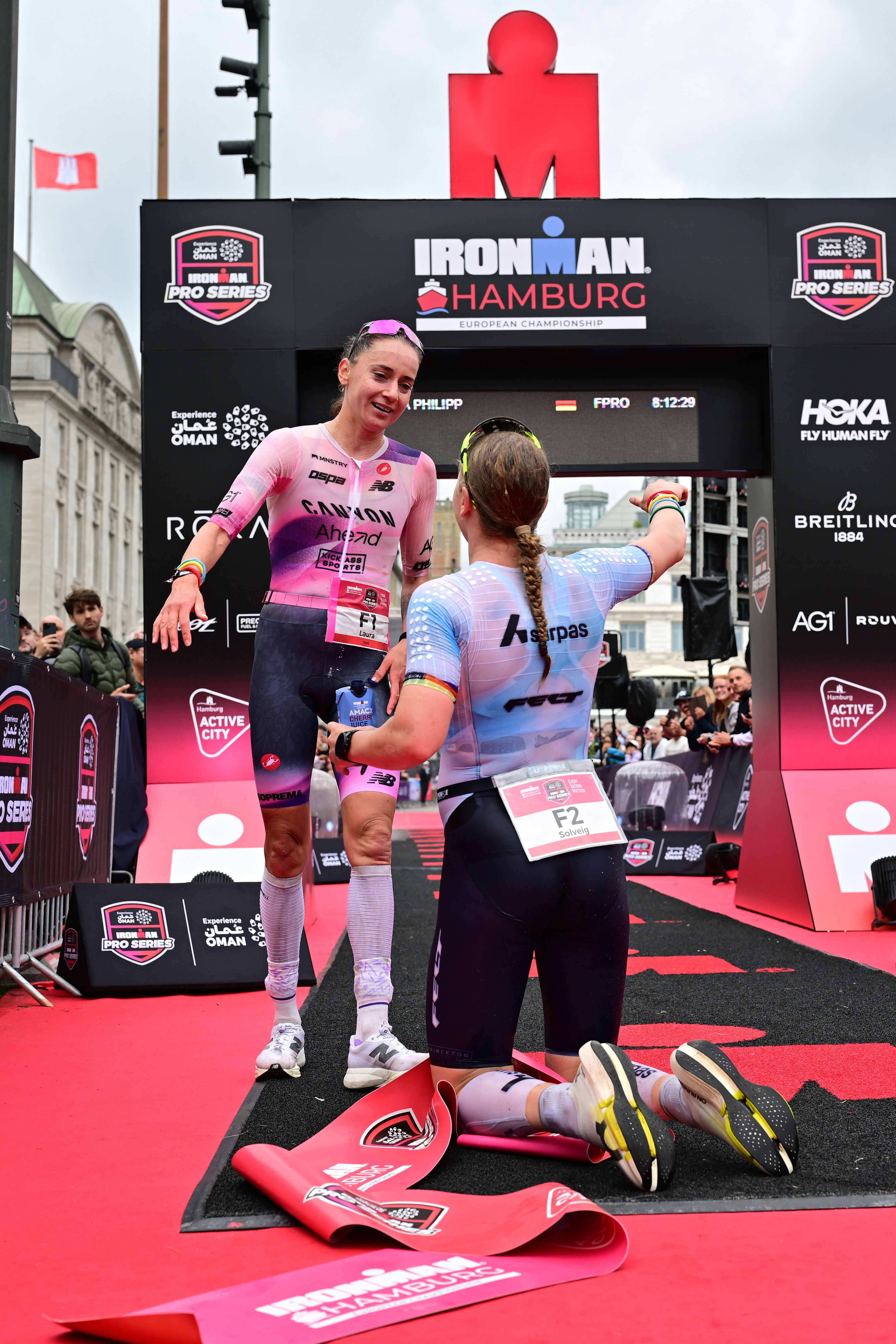 Die Silbermedaillengewinnerin Laura Philipp aus Deutschland gratuliert der Goldmedaillengewinnerin Solveig Løvseth zu ihrem Sieg nach dem Rennen der Profi-Frauen im Rahmen der IRONMAN-Europameisterschaft am 7. Juni 2026 in Hamburg.
