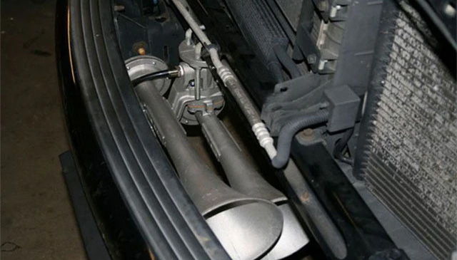 Wayne's Dodge Ram 1500 Train Horn Install
