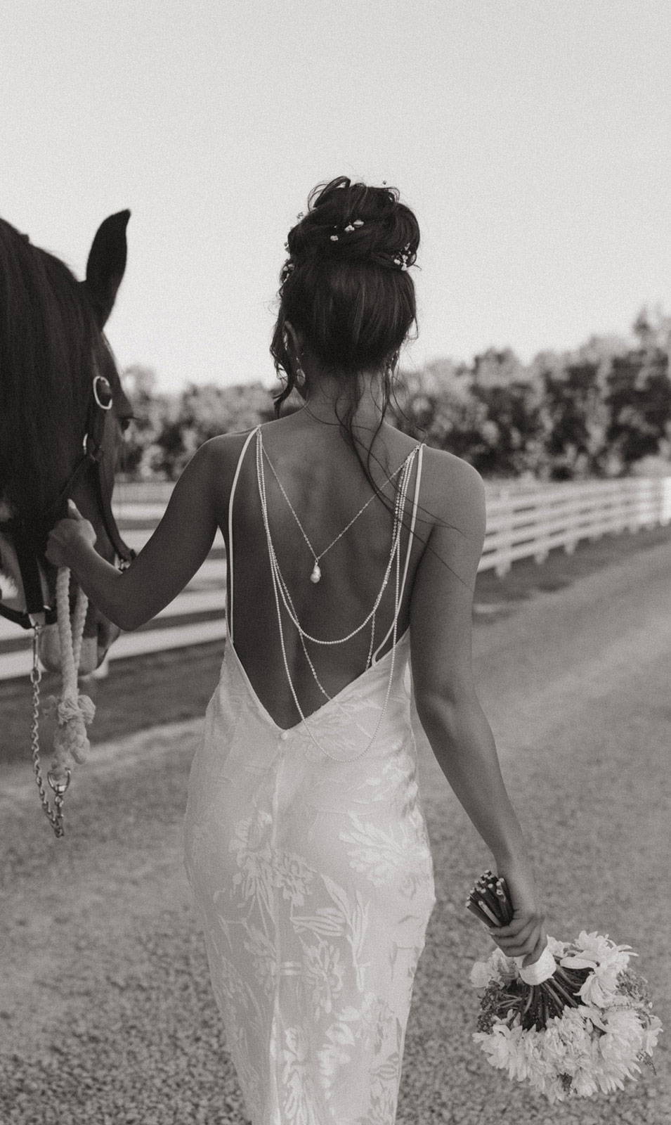 Novia con caballo imagen en blanco y negro