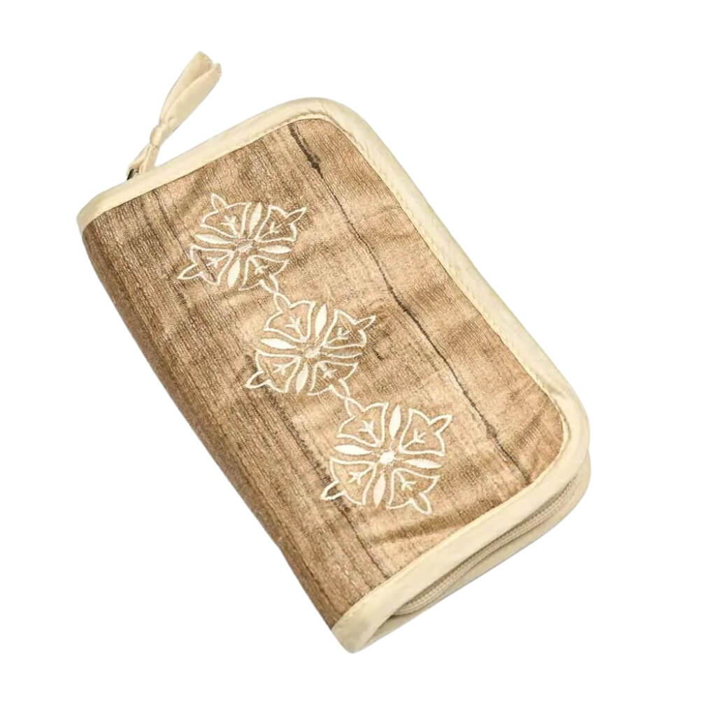 Besticktes Seidenetui des Lantern Moon Häkelnadelsets 