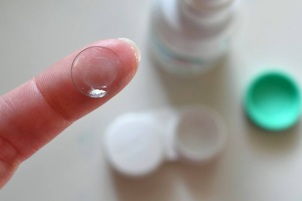 How to handle contact lenses in a clean, safe and hygienic manner. How to put on contact lenses