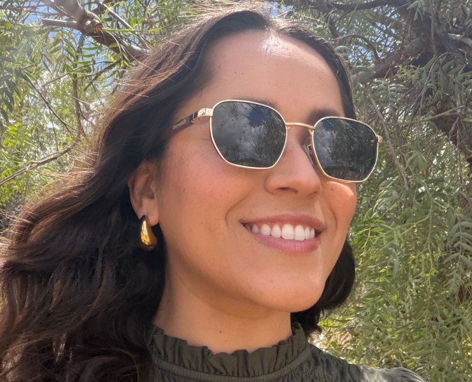 girl styling Arlo sunglasses with minimal earrings