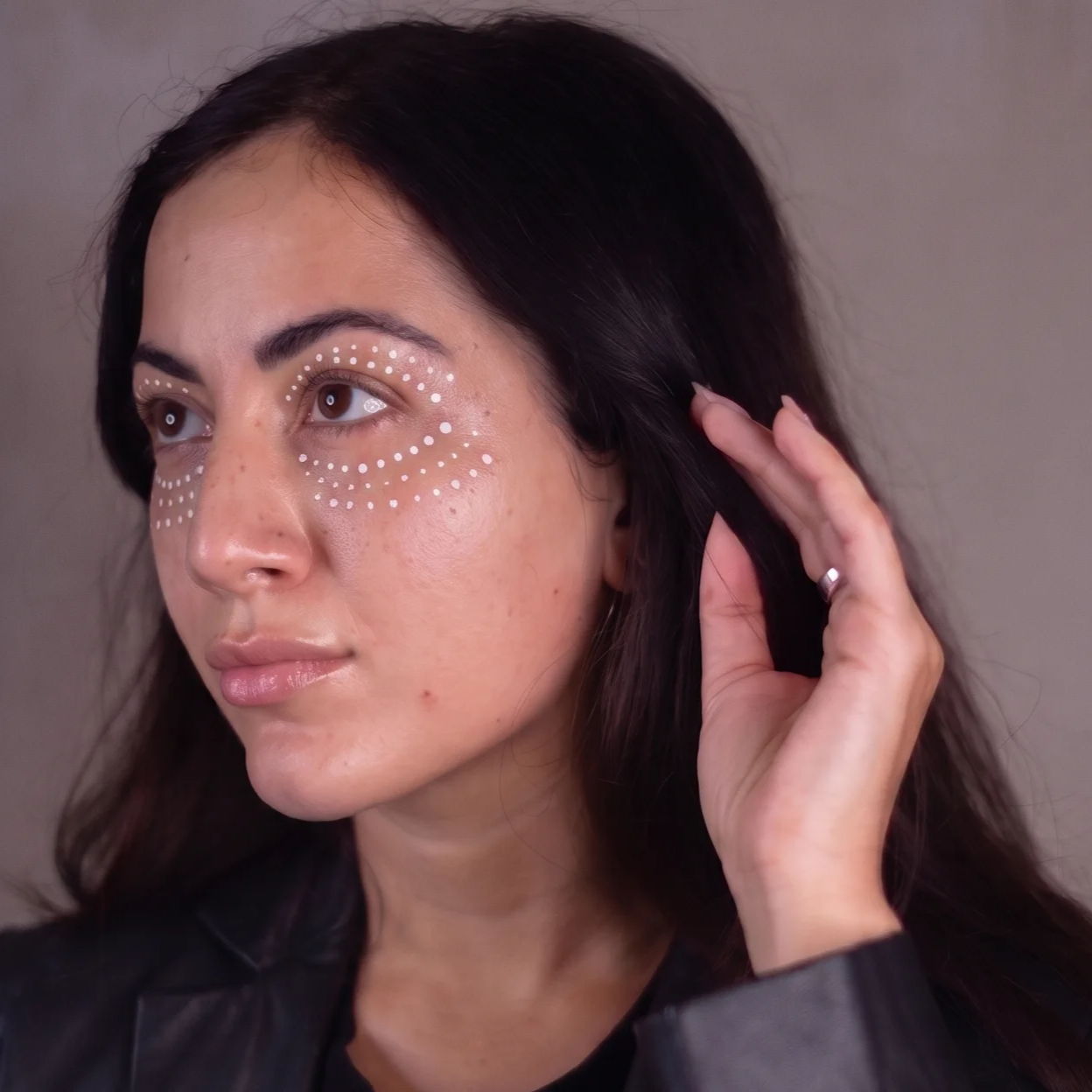 Woman's face labeled with features: temples, cheeks, chin, and lips.