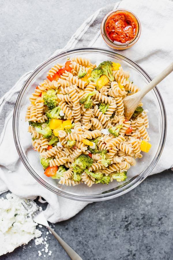 Spicy pasta salad with fusilli, broccoli and peppers.
