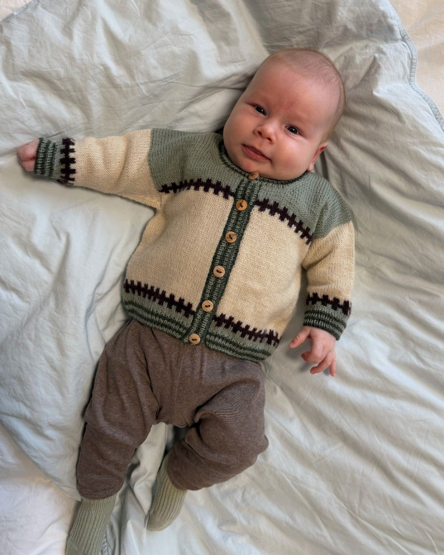 Baby iført Cross Cardigan Baby