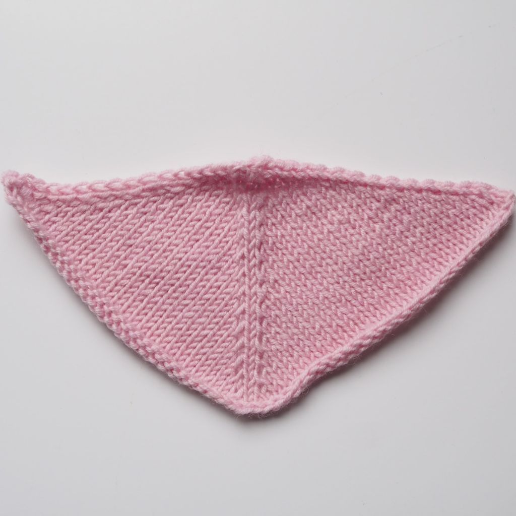 Gestricktes Dreieck mit Zunahmen in der Mitte und an der Oberkante.