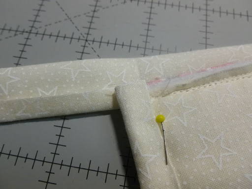 covering the raw edges on a quilt binding