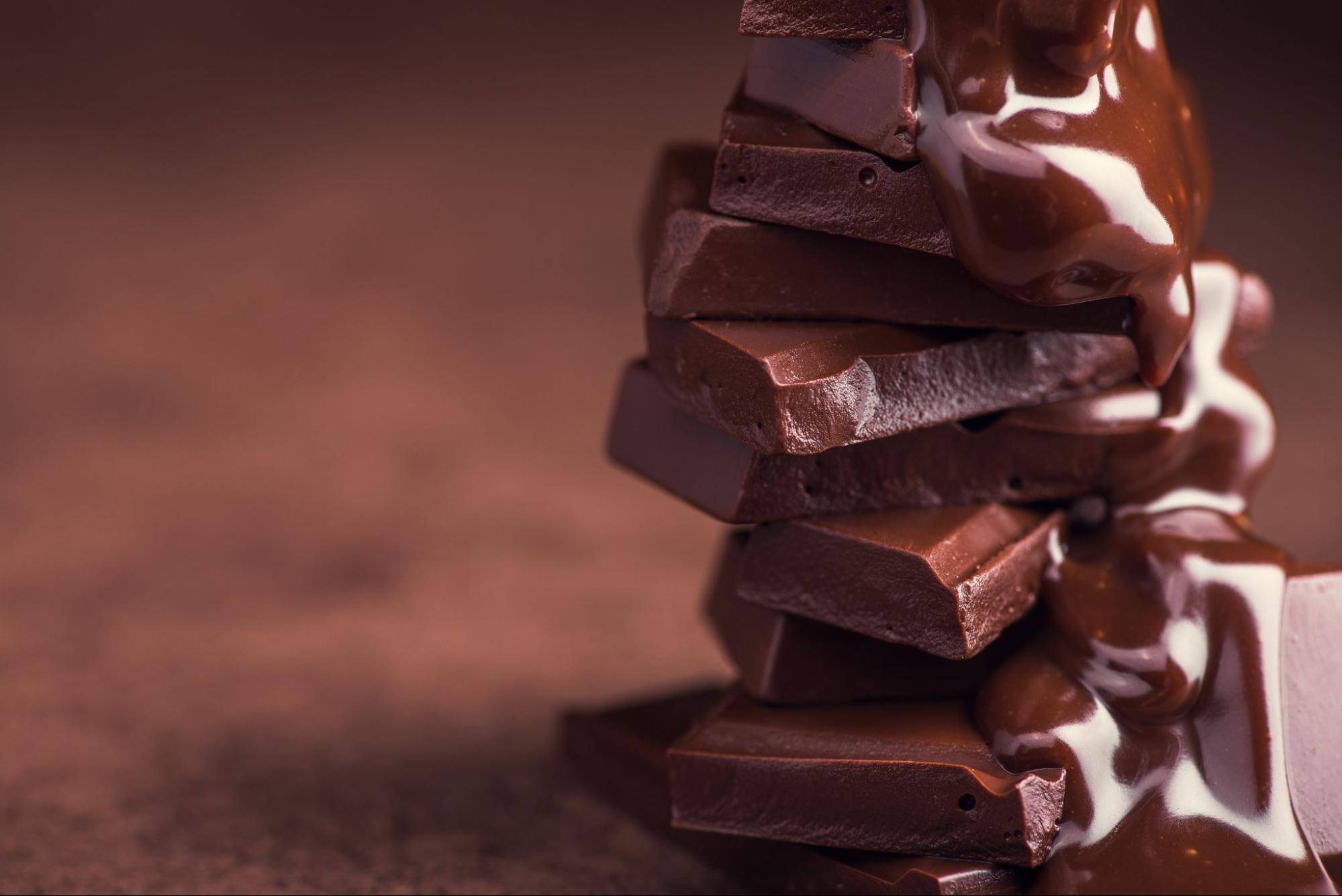 Я бы жила в шоколаде. Красивый шоколад. Кусок шоколада. Жидкий шоколад. Шоколадный фон.