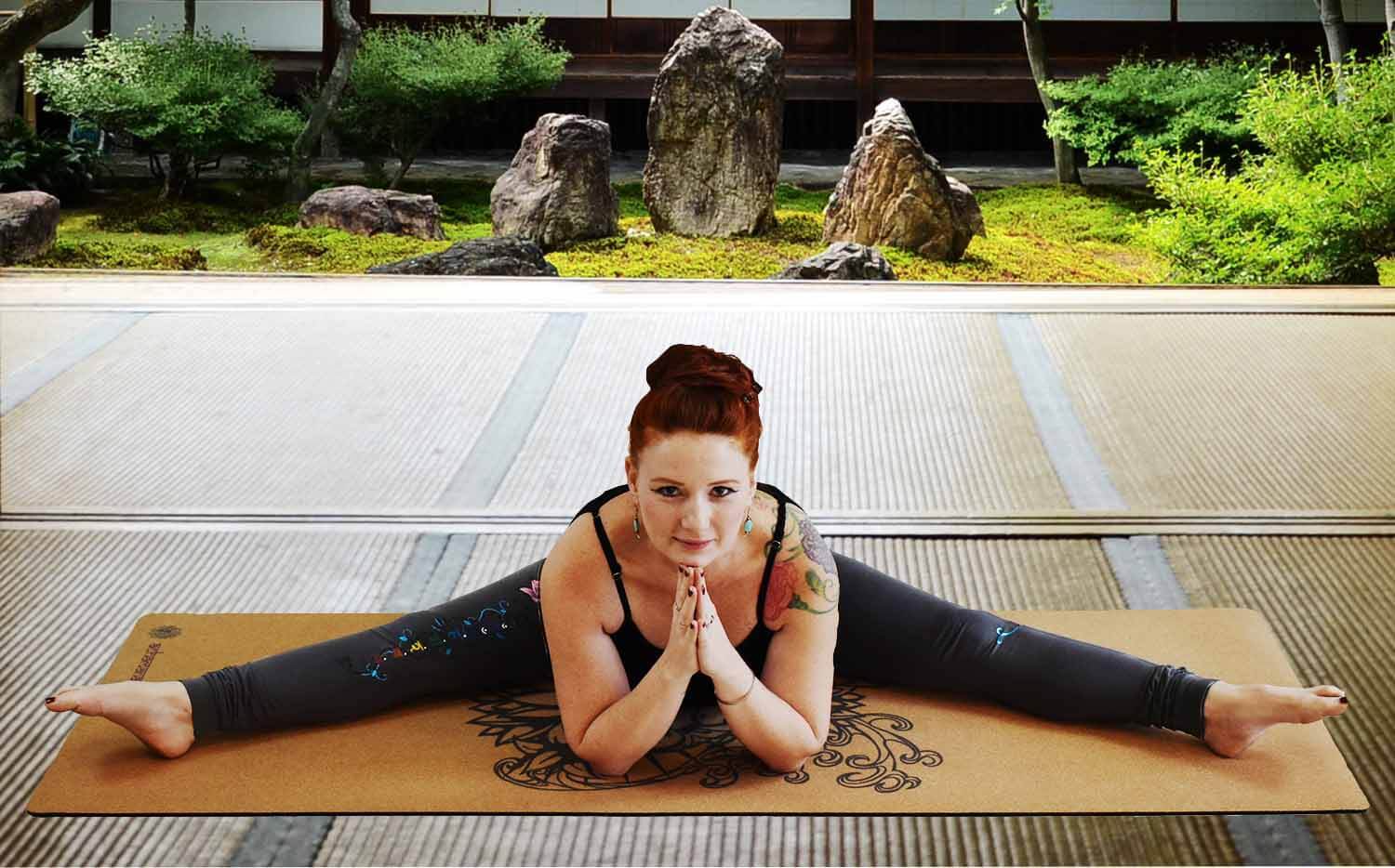 Yogini qui porte un legging yoga gris synergie chakras sur un tapis de yoga liege dans un temple bouddhiste - Achamana