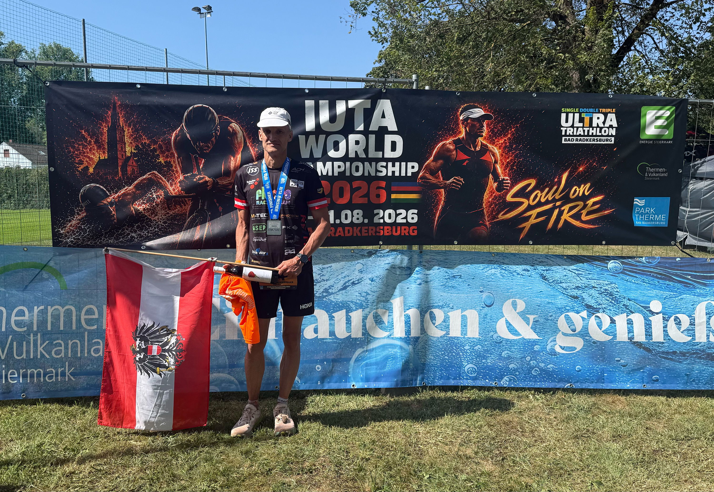 Der Österreicher Peter Brandenburger erreicht Platz 8 des Triple-Ultra-Triathlon in Bad Radkersburg, Österreich.
