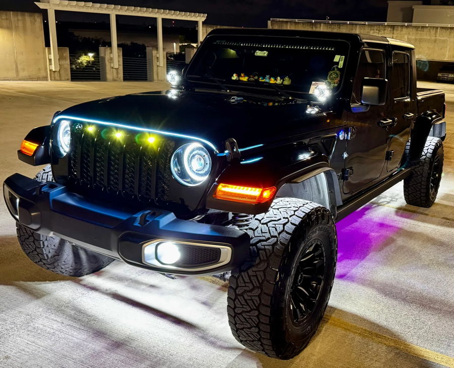 Front-three-quarter Stephen's 2022 Jeep Gladiator crew cab pickup Jeep grille hood exterior Stealth Spare Tire Delete train horn kit featured install photo 1