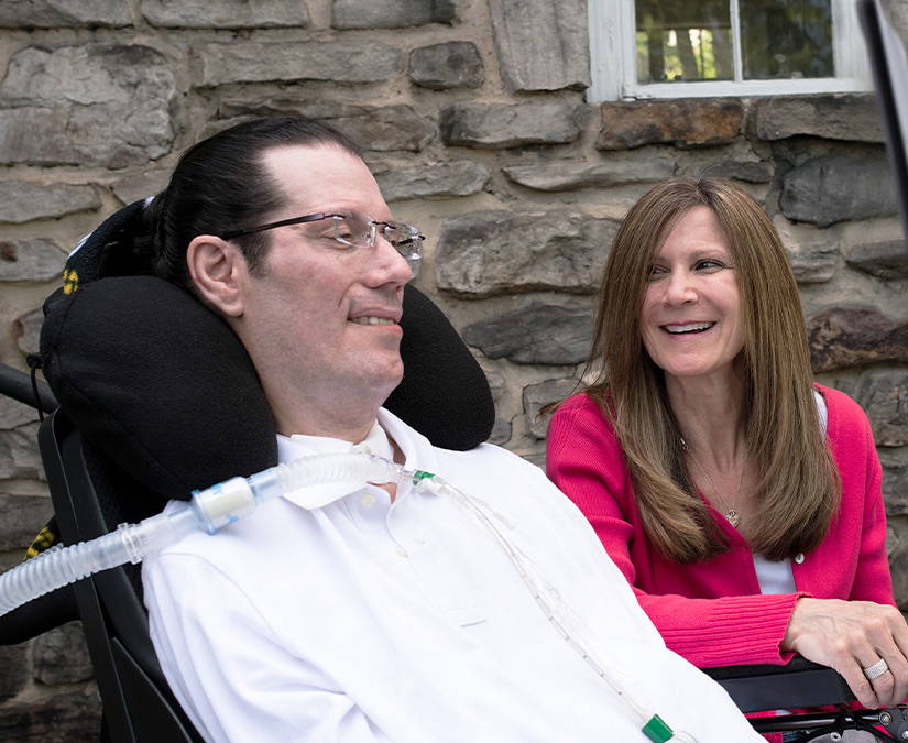 Ein Mann mit ALS kommuniziert per Voice Banking mit seiner Frau.