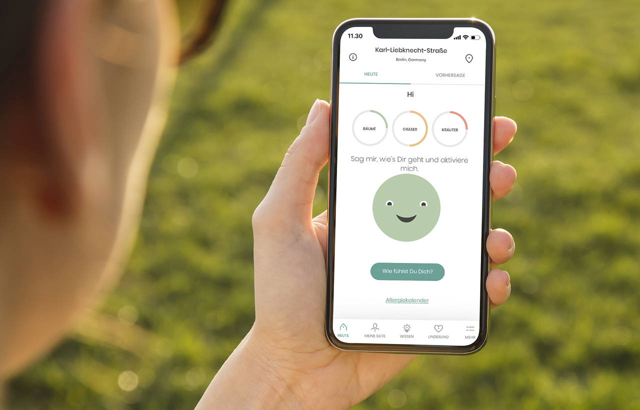 Hand, die ein Smartphone hält. Bildschirm, der Pollen- und Luftqualitätsdaten in der klarify-App anzeigt, was dir beim Umgang mit Heuschnupfen helfen kann