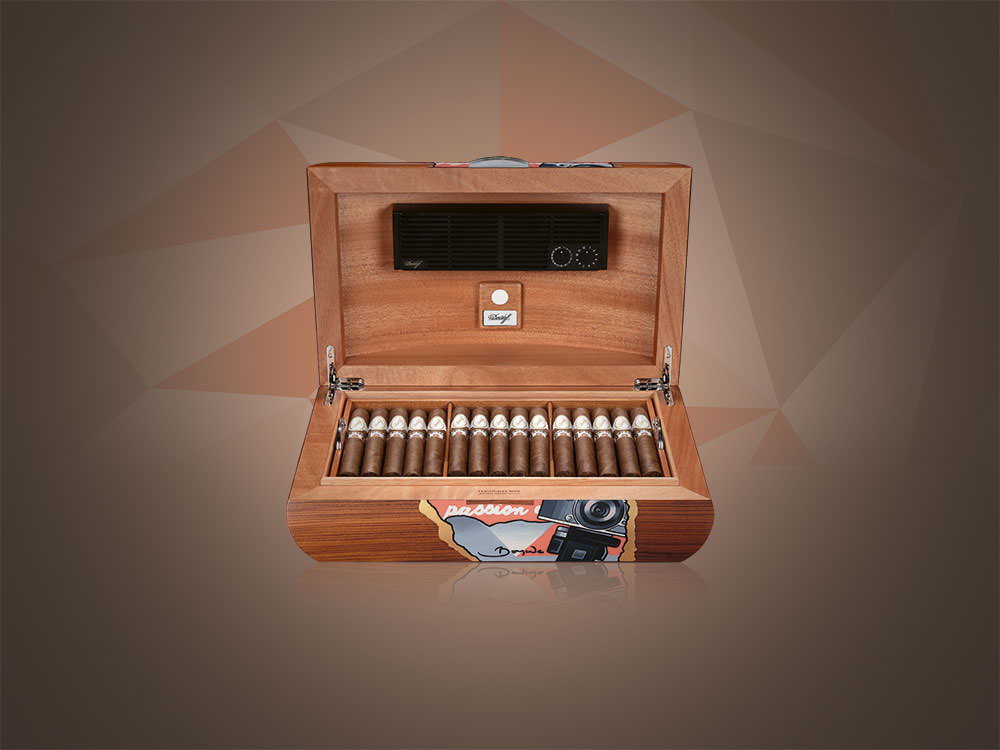 The opened Davidoff & Boyarde Masterpiece Humidor Classically Noir, filled with exclusive toro cigars.